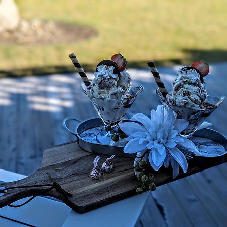 Autumn Lane B&B, Farmhouse Elegance & Stunning Lakeviews Уест Келоуна Екстериор снимка