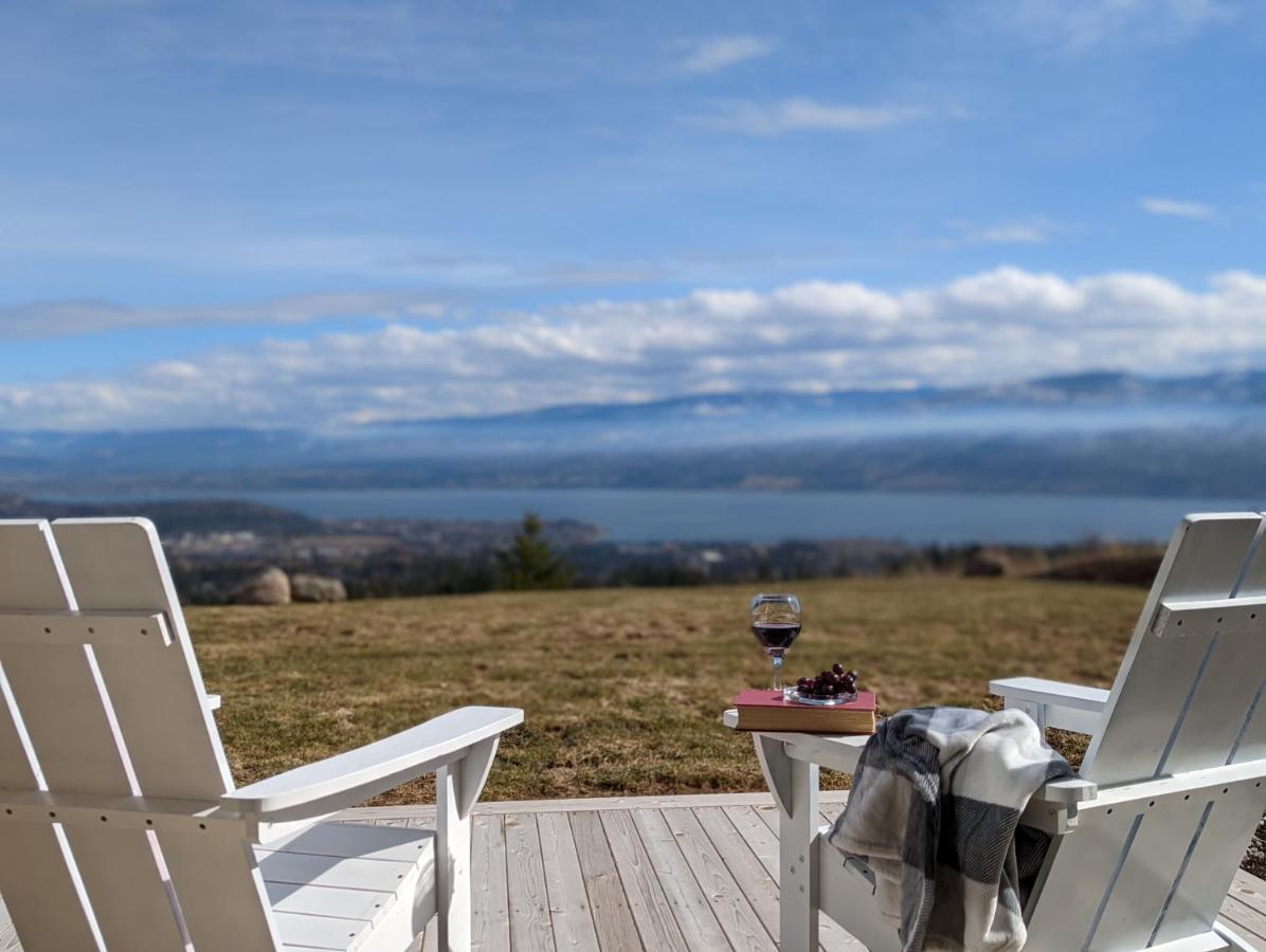 Autumn Lane B&B, Farmhouse Elegance & Stunning Lakeviews Уест Келоуна Екстериор снимка