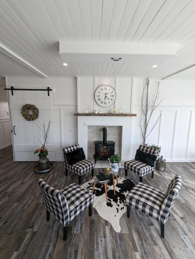Autumn Lane B&B, Farmhouse Elegance & Stunning Lakeviews Уест Келоуна Екстериор снимка