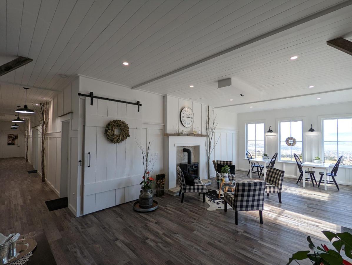 Autumn Lane B&B, Farmhouse Elegance & Stunning Lakeviews Уест Келоуна Екстериор снимка