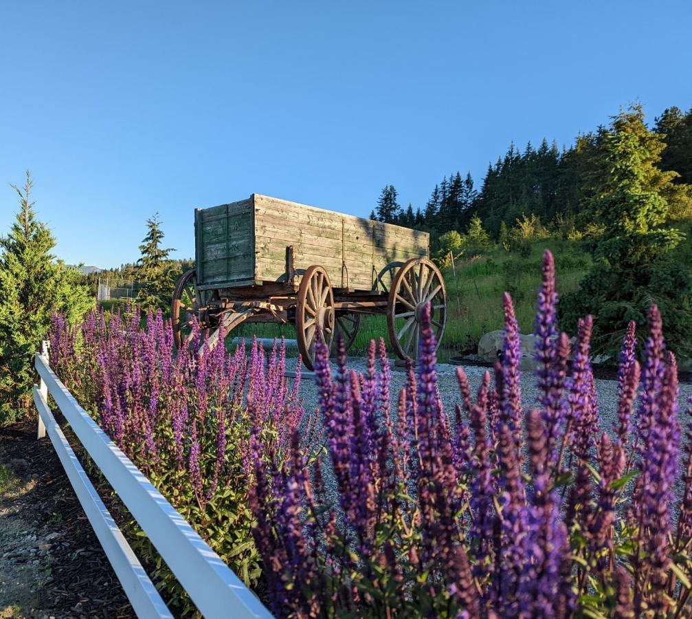 Autumn Lane B&B, Farmhouse Elegance & Stunning Lakeviews Уест Келоуна Екстериор снимка