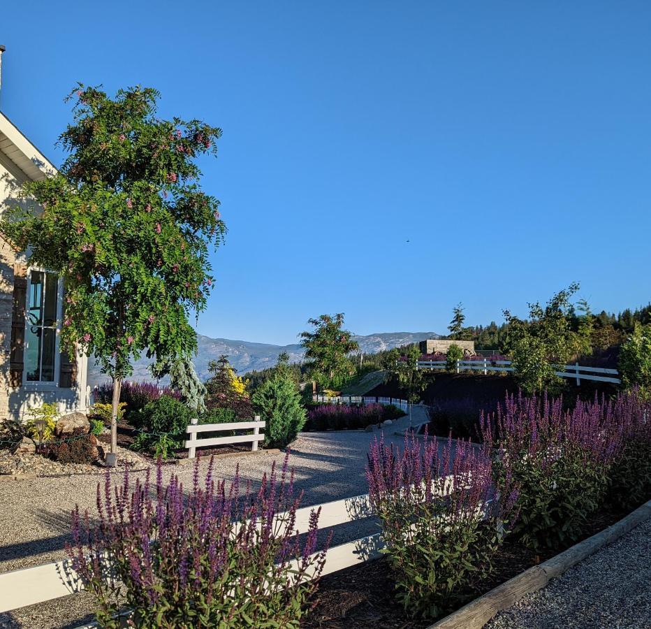 Autumn Lane B&B, Farmhouse Elegance & Stunning Lakeviews Уест Келоуна Екстериор снимка
