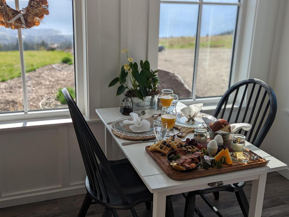 Autumn Lane B&B, Farmhouse Elegance & Stunning Lakeviews Уест Келоуна Екстериор снимка