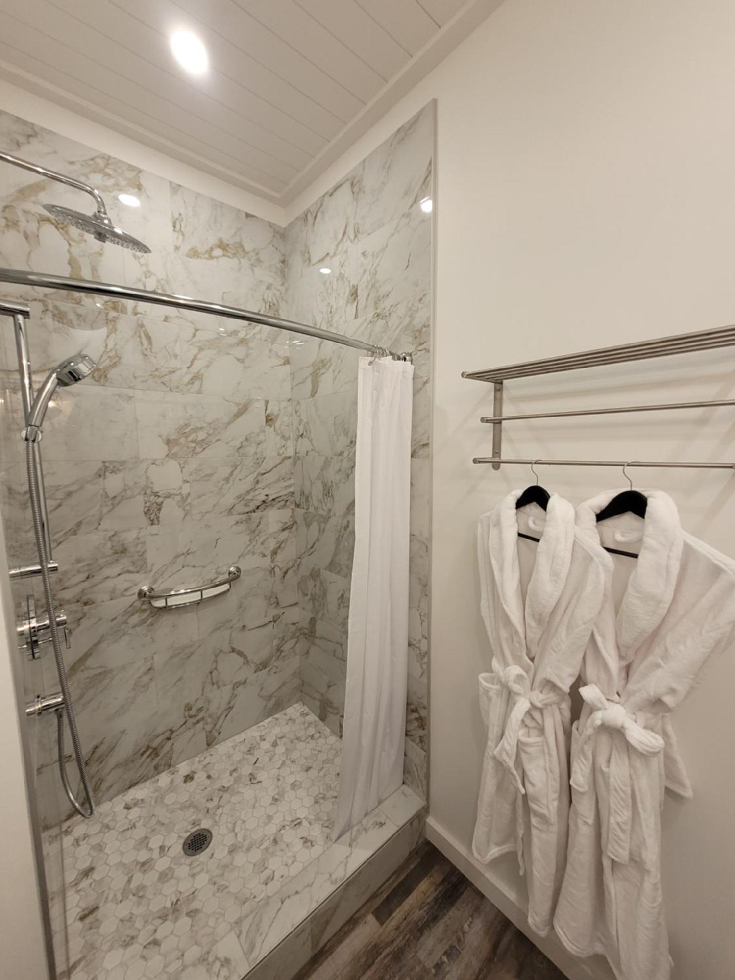 Autumn Lane B&B, Farmhouse Elegance & Stunning Lakeviews Уест Келоуна Екстериор снимка