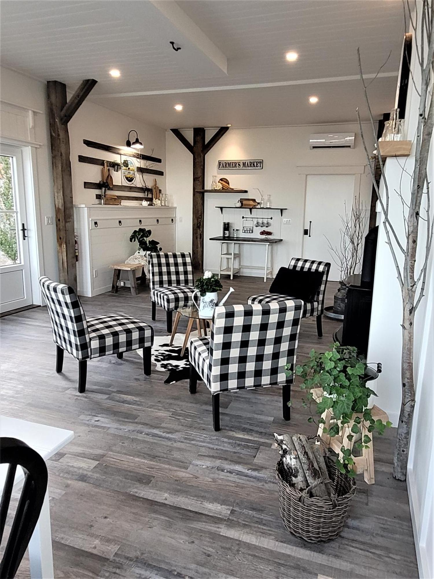 Autumn Lane B&B, Farmhouse Elegance & Stunning Lakeviews Уест Келоуна Екстериор снимка