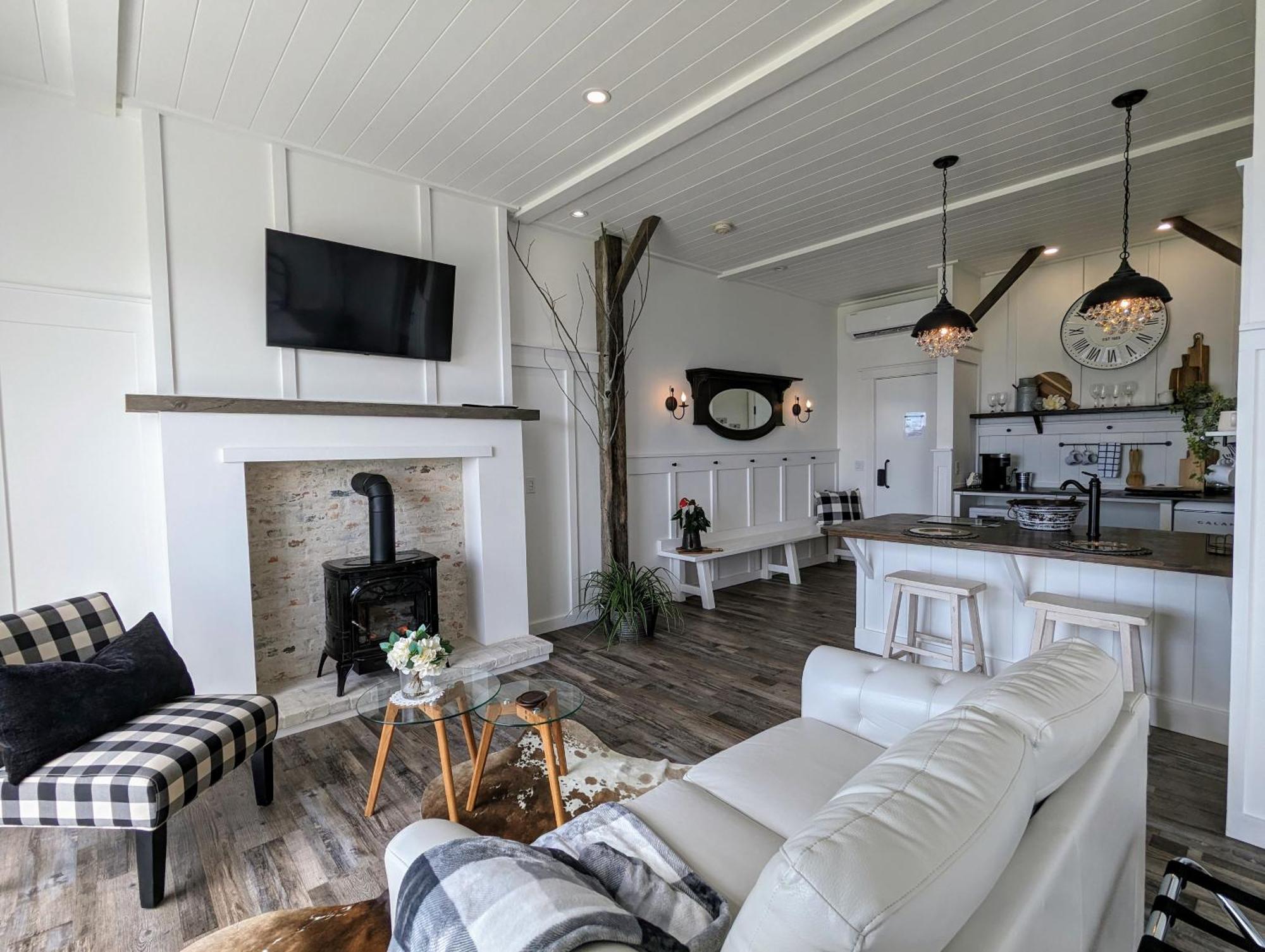 Autumn Lane B&B, Farmhouse Elegance & Stunning Lakeviews Уест Келоуна Екстериор снимка