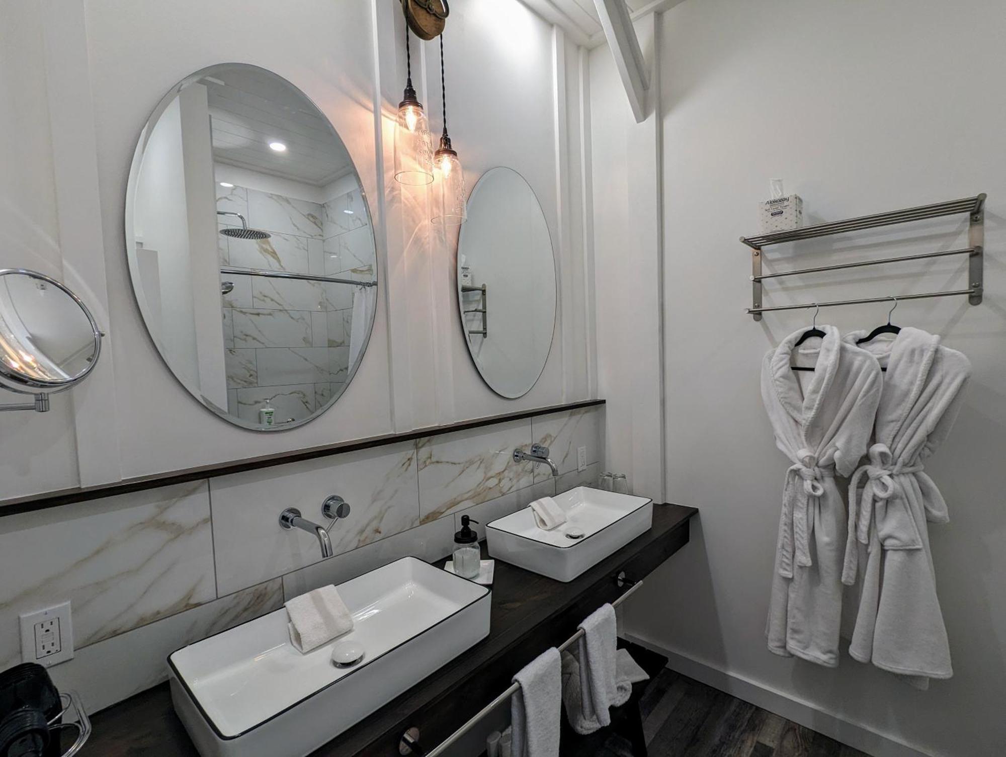 Autumn Lane B&B, Farmhouse Elegance & Stunning Lakeviews Уест Келоуна Екстериор снимка
