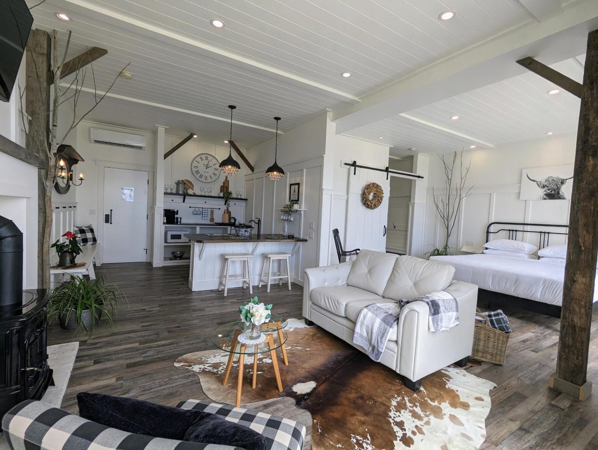 Autumn Lane B&B, Farmhouse Elegance & Stunning Lakeviews Уест Келоуна Екстериор снимка