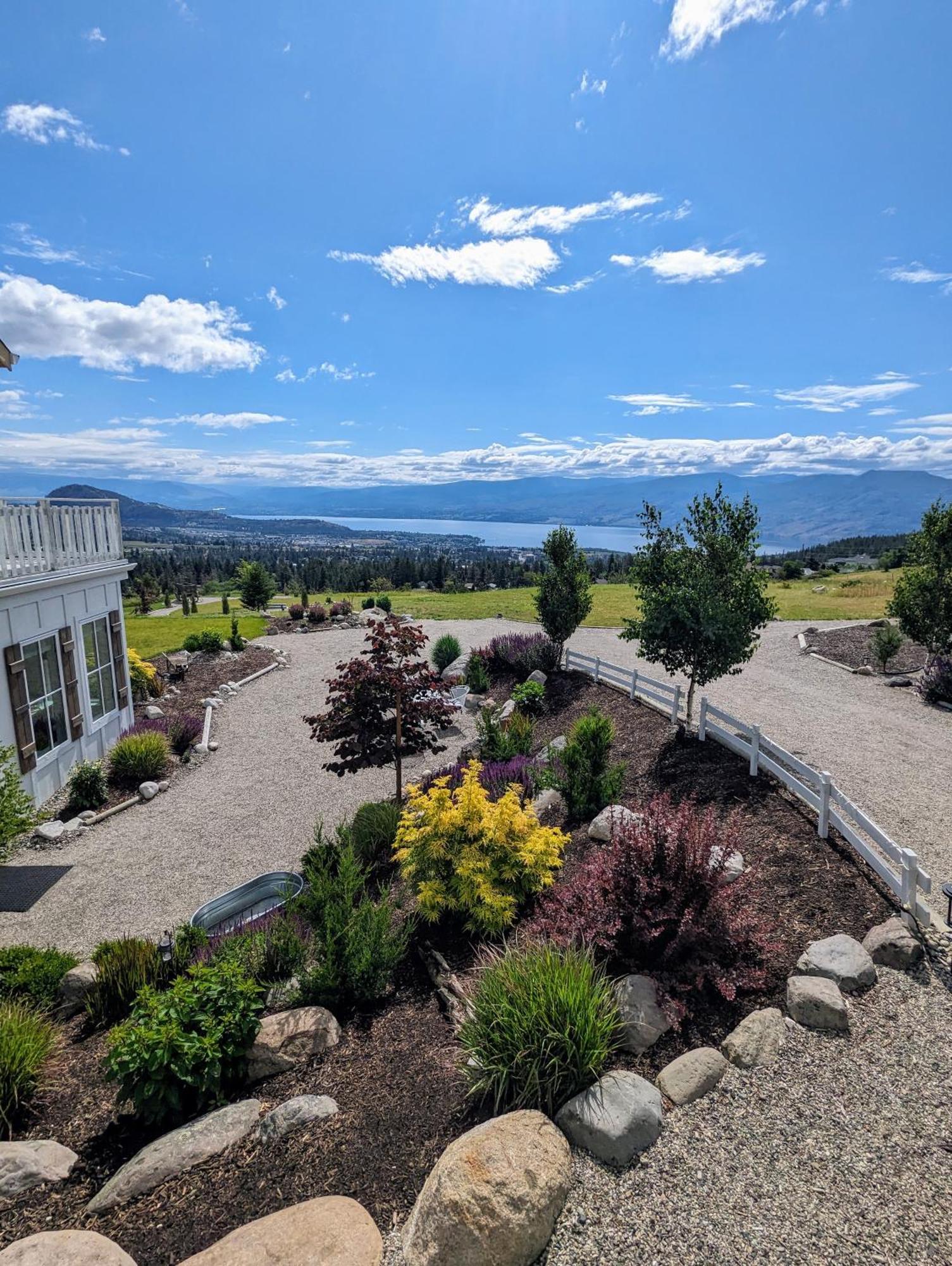 Autumn Lane B&B, Farmhouse Elegance & Stunning Lakeviews Уест Келоуна Екстериор снимка