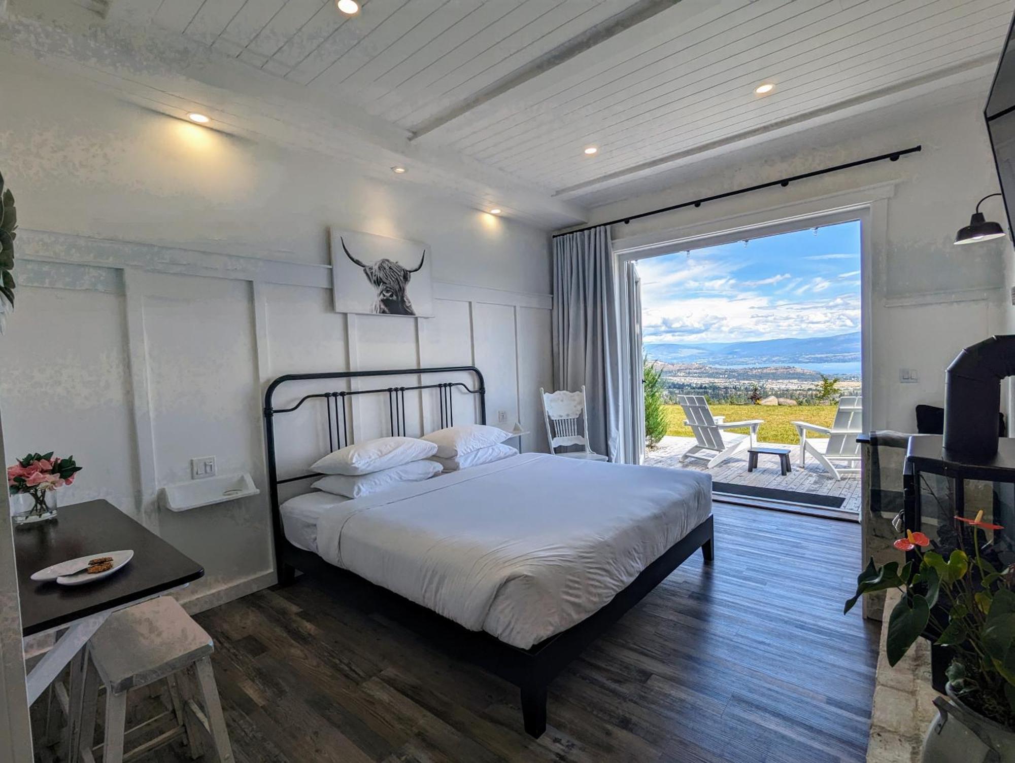 Autumn Lane B&B, Farmhouse Elegance & Stunning Lakeviews Уест Келоуна Екстериор снимка