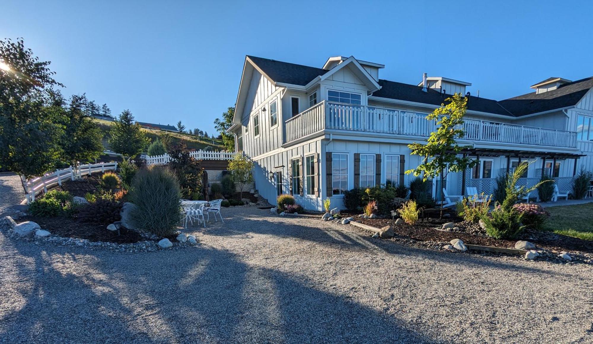 Autumn Lane B&B, Farmhouse Elegance & Stunning Lakeviews Уест Келоуна Екстериор снимка
