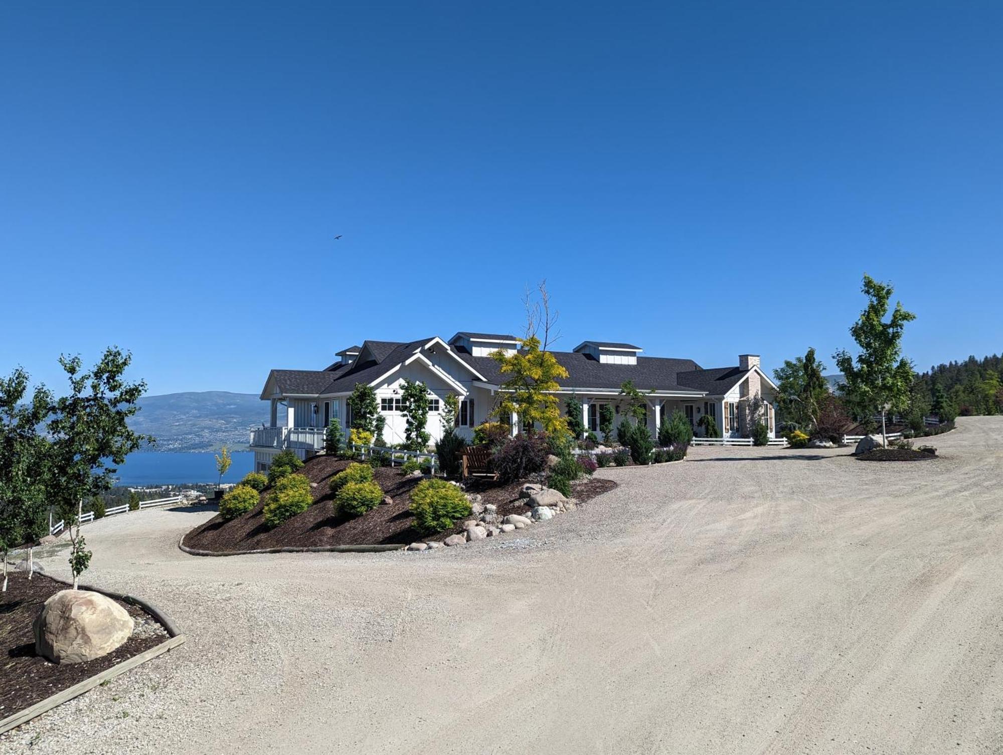 Autumn Lane B&B, Farmhouse Elegance & Stunning Lakeviews Уест Келоуна Екстериор снимка