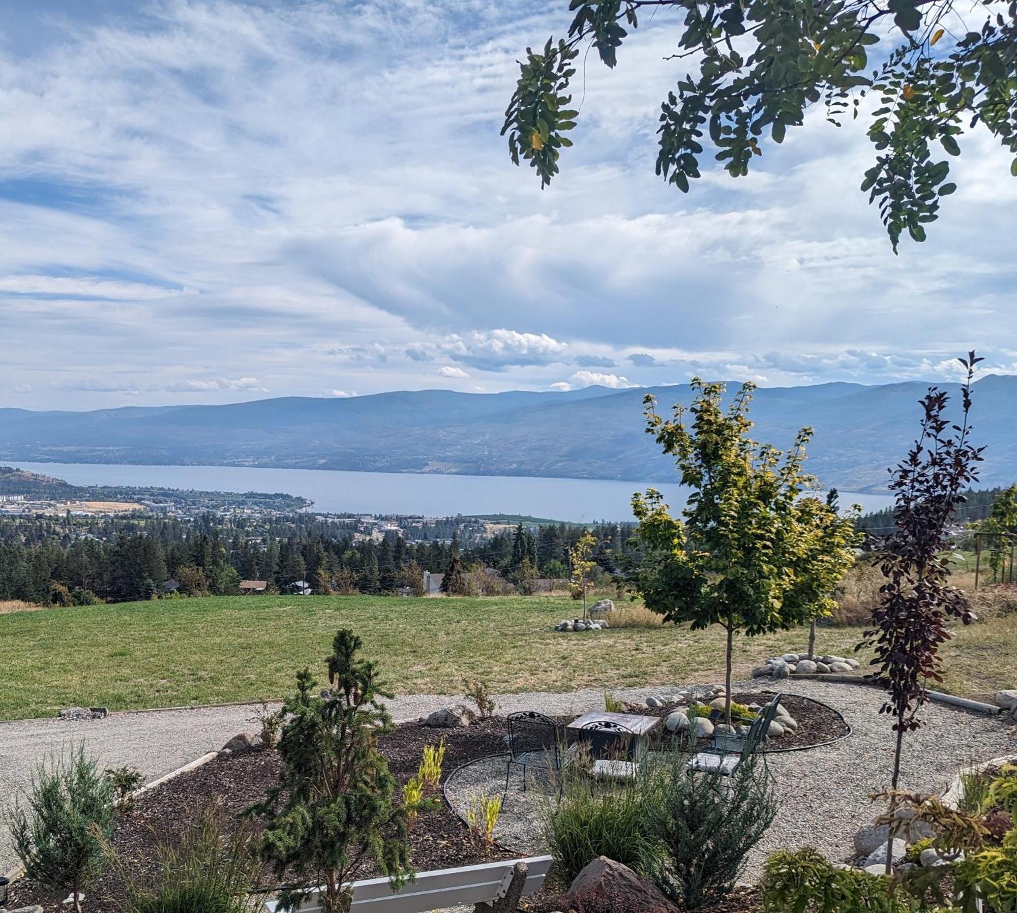 Autumn Lane B&B, Farmhouse Elegance & Stunning Lakeviews Уест Келоуна Екстериор снимка