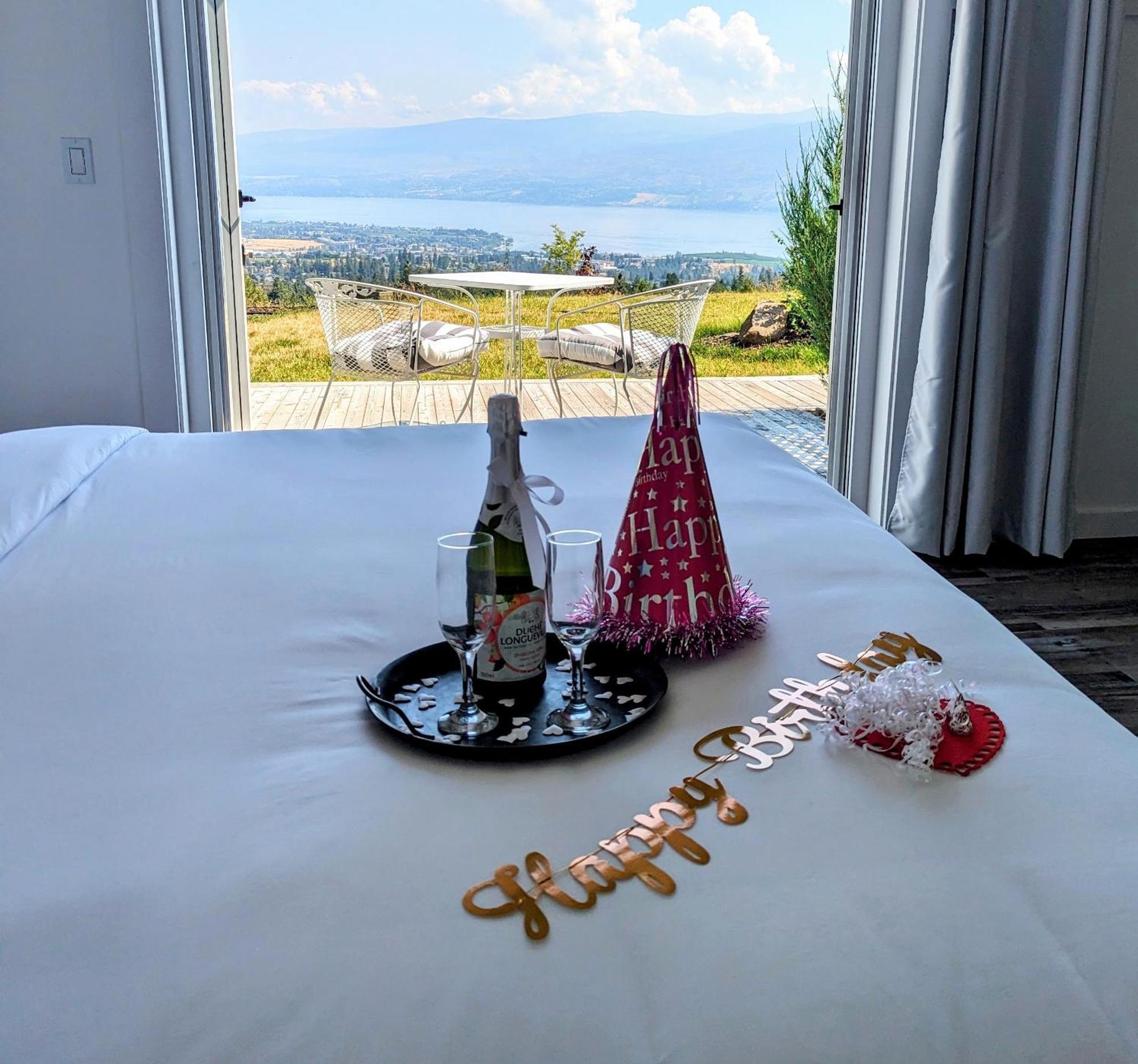 Autumn Lane B&B, Farmhouse Elegance & Stunning Lakeviews Уест Келоуна Екстериор снимка