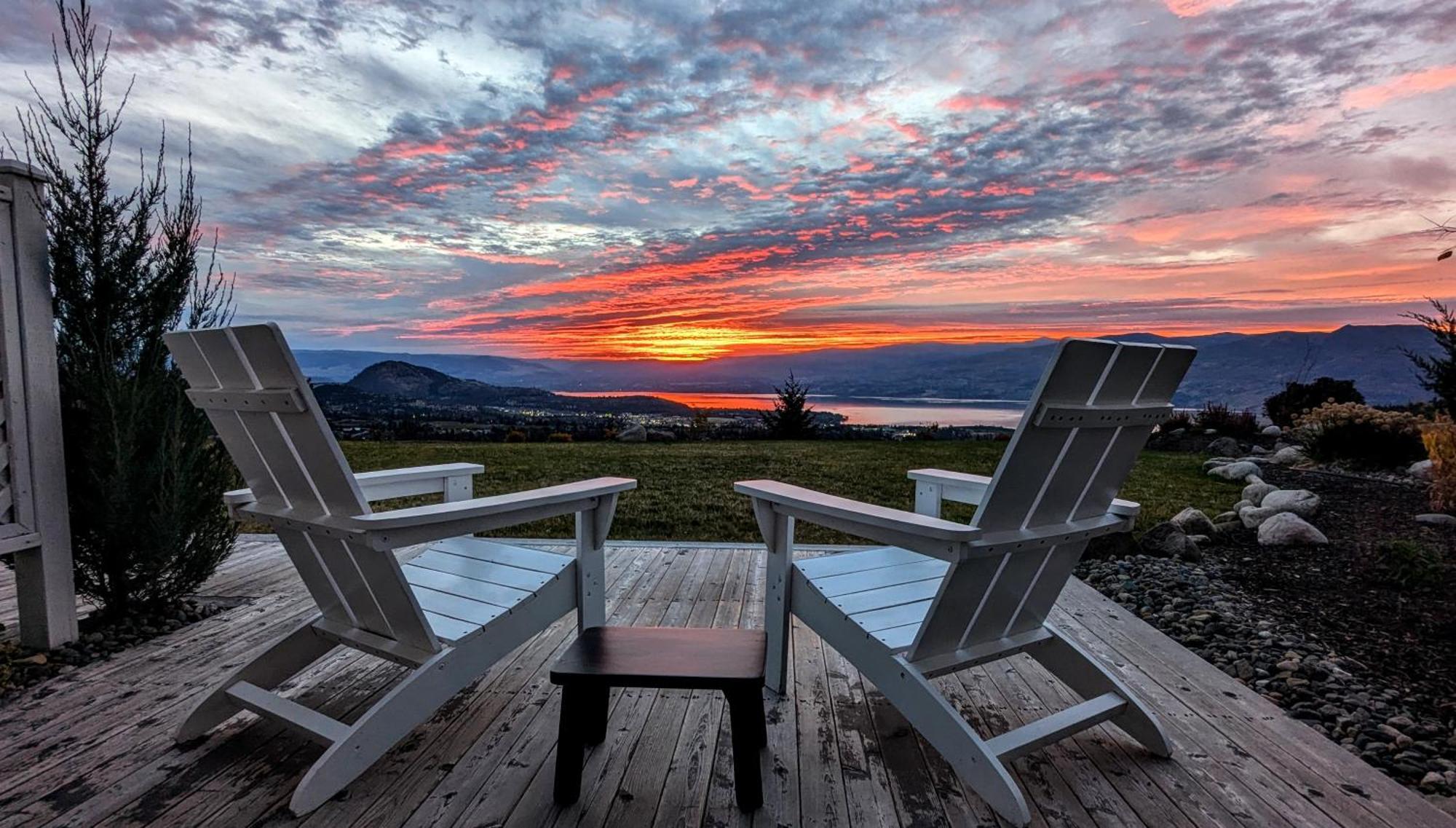 Autumn Lane B&B, Farmhouse Elegance & Stunning Lakeviews Уест Келоуна Екстериор снимка