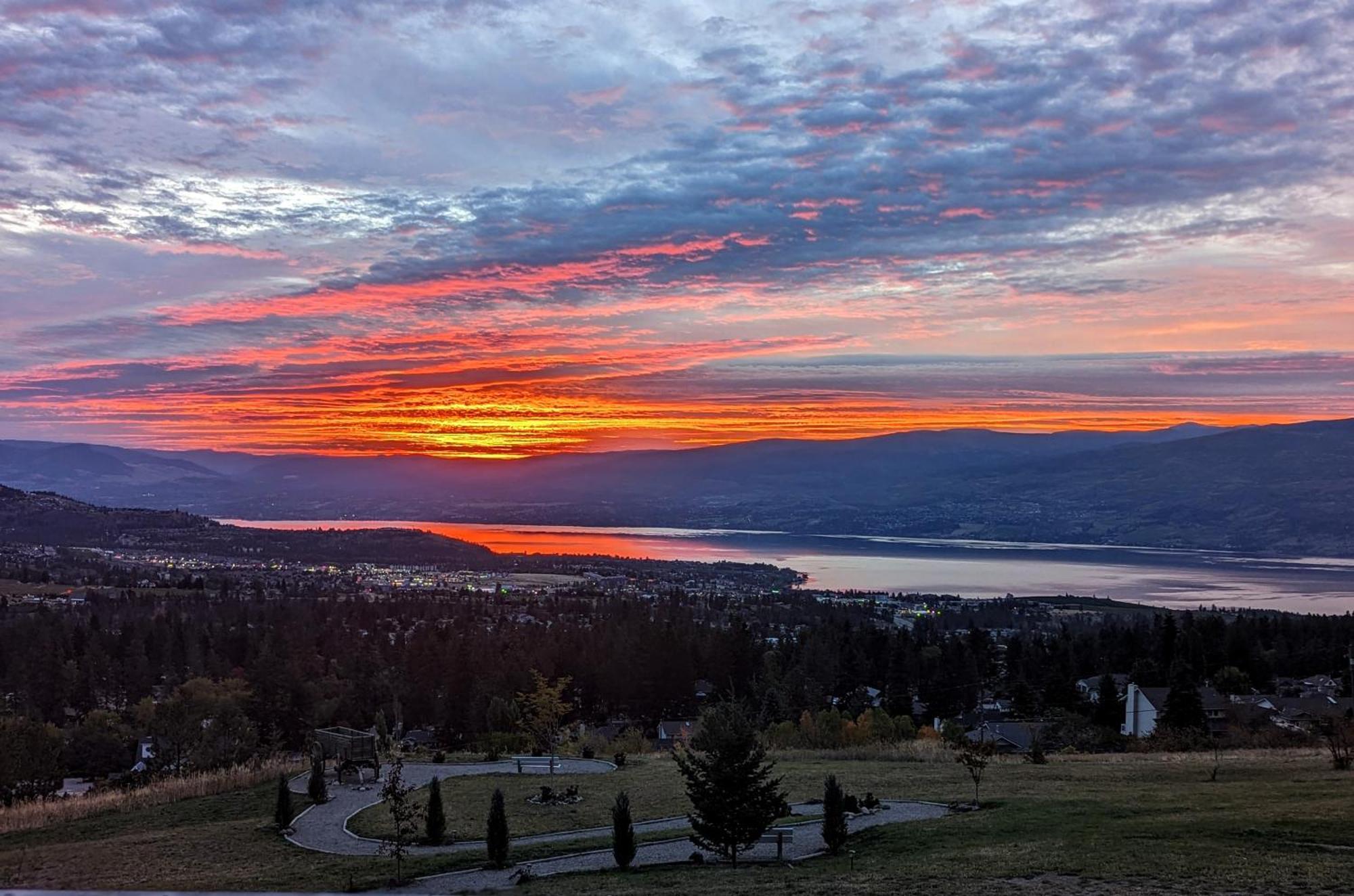 Autumn Lane B&B, Farmhouse Elegance & Stunning Lakeviews Уест Келоуна Екстериор снимка